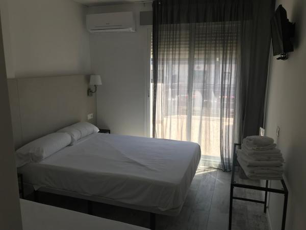 Hotel Boutique Centro BBB Auto check in : photo 2 de la chambre chambre double avec balcon (3 adultes)