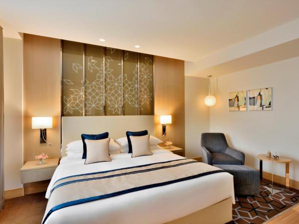 Radisson Gurugram Udyog Vihar : photo 6 de la chambre executive suite with complimentary airport transfers, 15 % discount on f&b services and spa 1+1 happy hours  from 3:00 pm till 6:00 pm, guaranteed early check-in & late check-out for up to 2 hours