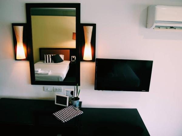 Aekpailin River Kwai Resort : photo 4 de la chambre chambre lits jumeaux supérieure avec vue sur la rivière