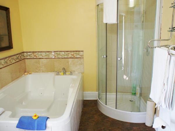 A Moment in Time Bed and Breakfast : photo 5 de la chambre chambre lit king-size avec baignoire spa
