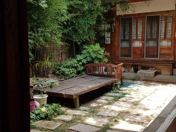 Gongsimga Hanok Guesthouse : photo 8 de la chambre chambre quadruple avec salle de bains privative