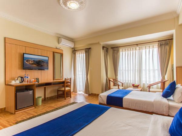 Hotel White Pearl : photo 1 de la chambre chambre triple – vue sur montagne