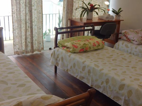 Casa São Conrado : photo 4 de la chambre chambre triple climatisée avec salle de bains commune