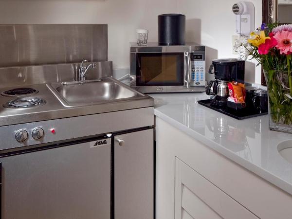 Days Inn by Wyndham San Diego Hotel Circle : photo 3 de la chambre hébergement avec 2 lits queen-size et kitchenette