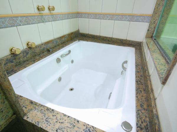 Mirage Motel Guarulhos : photo 5 de la chambre suite avec baignoire spa