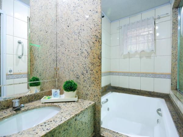Mirage Motel Guarulhos : photo 8 de la chambre suite avec baignoire spa