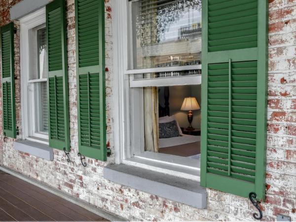 The Marshall House, Historic Inns of Savannah Collection : photo 8 de la chambre luxueuse chambre king avec balcon