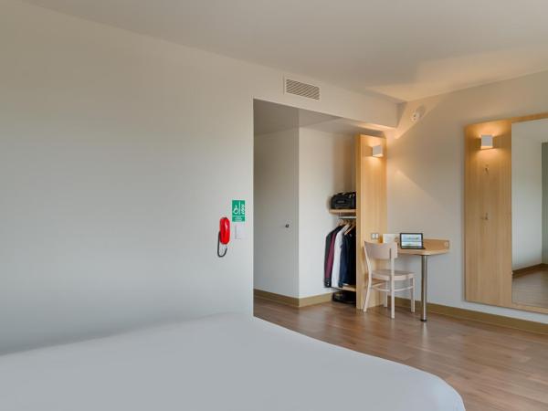 B&B HOTEL Marseille La Valentine St Menet : photo 7 de la chambre chambre double - accessible aux personnes à mobilité réduite