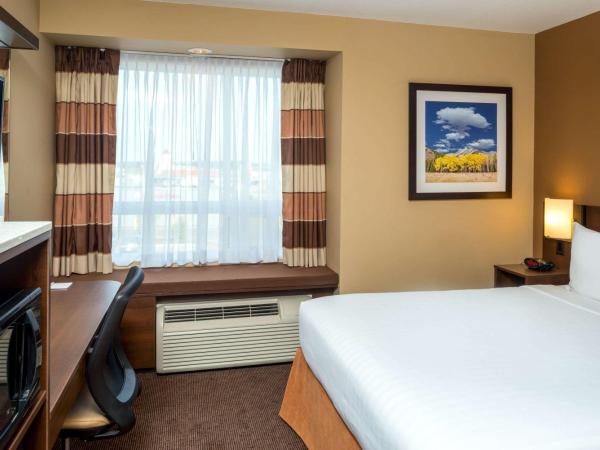 Microtel Inn & Suites by Wyndham Red Deer : photo 7 de la chambre chambre lit queen-size standard - non-fumeurs