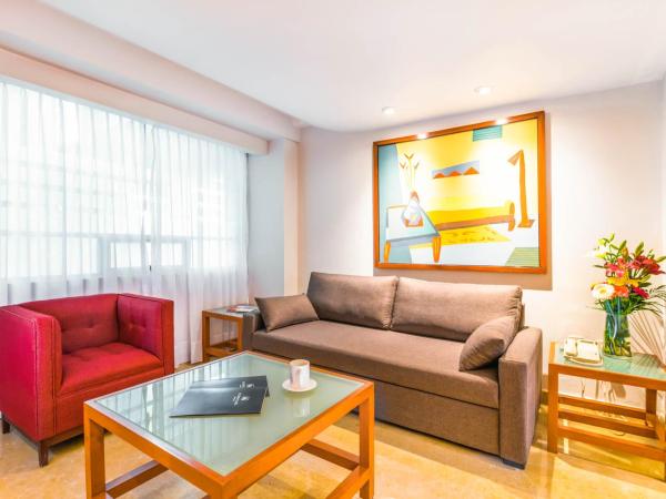 Eurostars Zona Rosa Suites : photo 4 de la chambre suite junior avec lit king-size