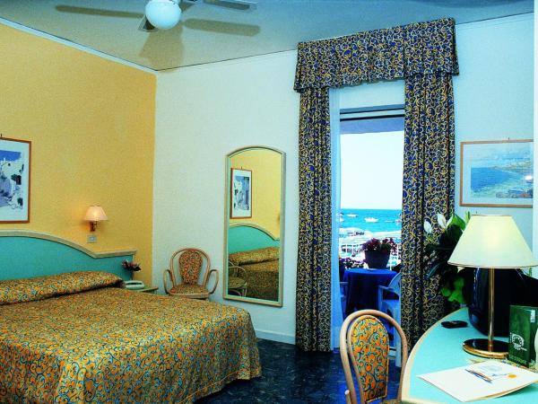 Hotel Solemare Beach & Beauty SPA : photo 1 de la chambre chambre double ou lits jumeaux - vue partielle sur mer