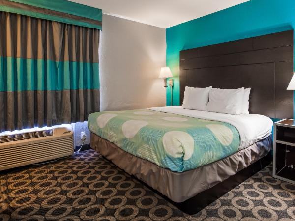 Travelodge by Wyndham San Antonio Downtown Northeast : photo 3 de la chambre suite 1 chambre lit king-size avec canapé-lit