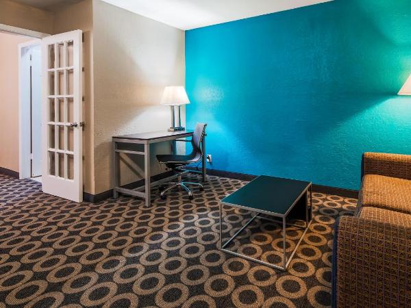 Travelodge by Wyndham San Antonio Downtown Northeast : photo 4 de la chambre suite 1 chambre lit king-size avec canapé-lit
