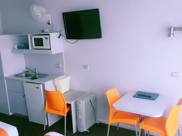 Waterfront Lodge Motel : photo 2 de la chambre chambre double deluxe avec lit d'appoint