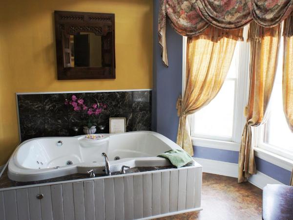 A Night to Remember B & B : photo 7 de la chambre suite grande tour avec baignoire spa
