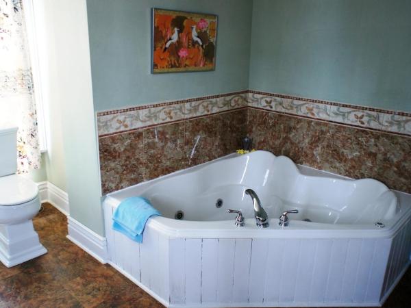 A Night to Remember B & B : photo 9 de la chambre chambre lit king-size avec baignoire spa