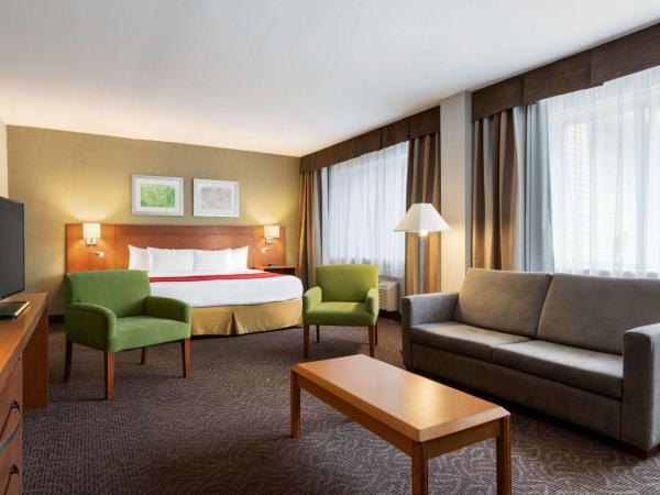 Ramada Plaza by Wyndham Montreal : photo 1 de la chambre suite lit king-size – non-fumeurs