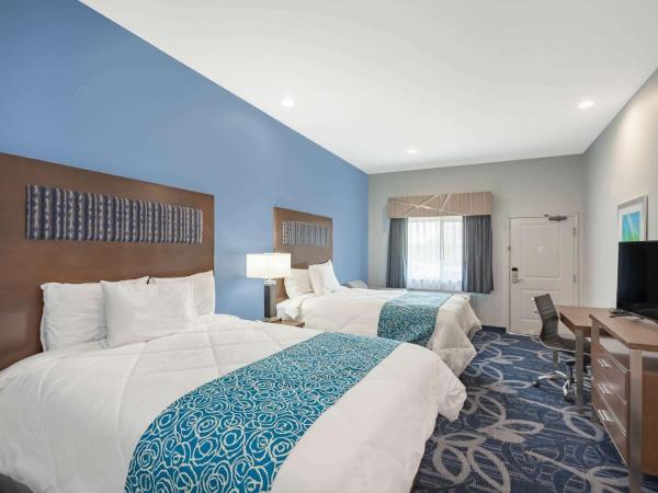 Baymont by Wyndham Houston Hobby Airport : photo 1 de la chambre queen room with two queen beds and bath tub - mobility/hearing accessible - non-smoking