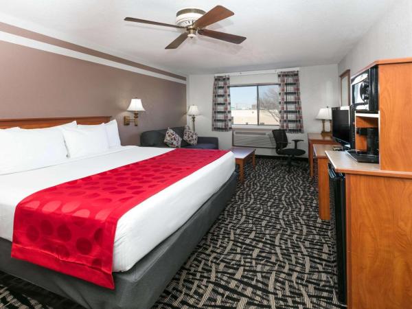 Ramada by Wyndham Oklahoma City Airport North : photo 1 de la chambre chambre lit king-size - non-fumeurs