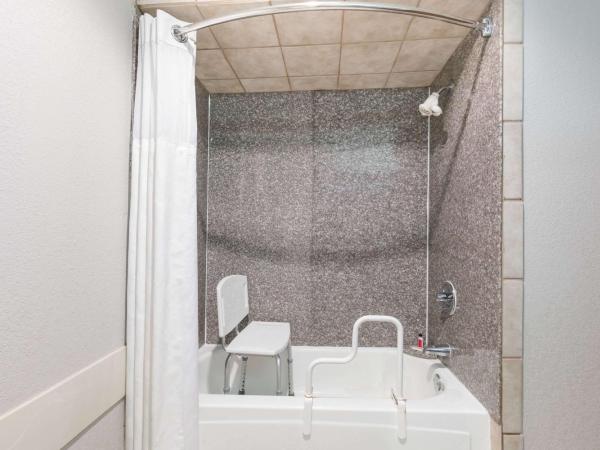 Ramada by Wyndham Oklahoma City Airport North : photo 1 de la chambre chambre lit king-size - accessible aux personnes à mobilité réduite - non-fumeurs