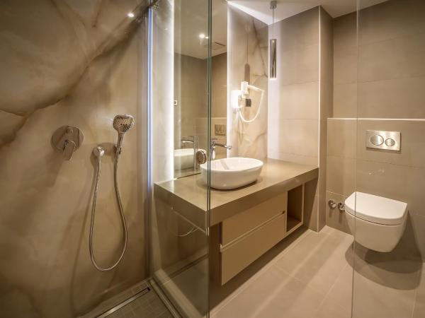 Hotel Maritime : photo 3 de la chambre chambre double avec balcon - vue latérale sur mer