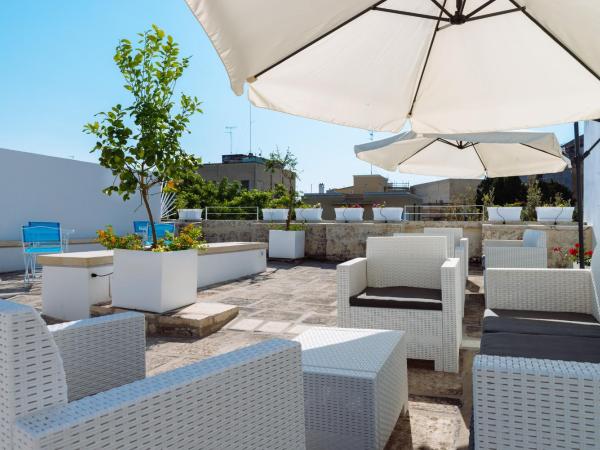 Y Arcillos Luxury Rooms CIN ITO75O35B4OOO468O2 : photo 7 de la chambre chambre double ou lits jumeaux supérieure avec terrasse