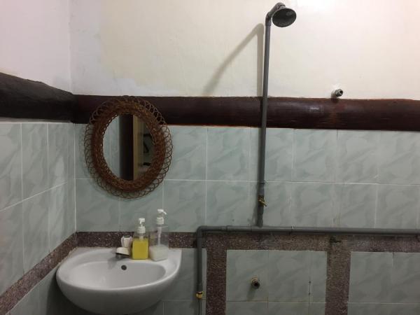 Sepat Village House by the Beach : photo 4 de la chambre chambre lit king-size