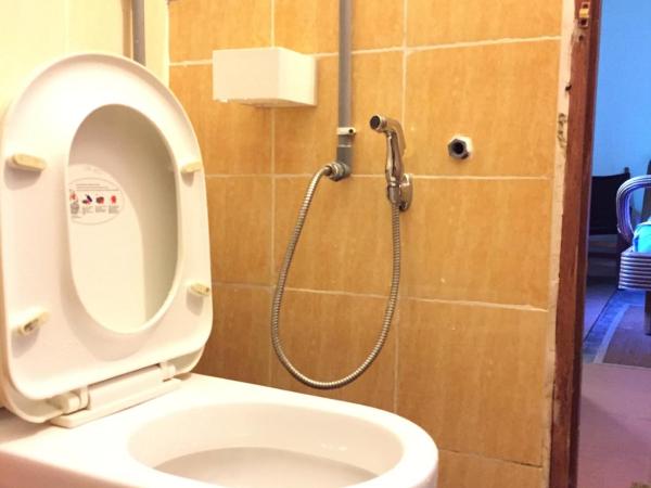 Sepat Village House by the Beach : photo 4 de la chambre chambre double avec salle de bains privative