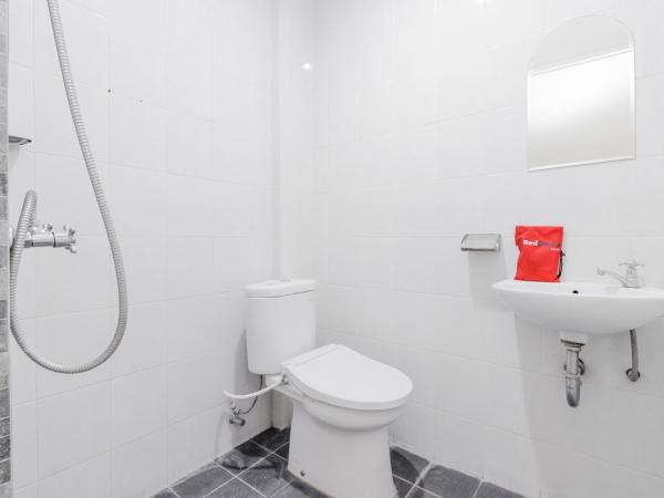 RedDoorz near Pancoran : photo 6 de la chambre chambre double