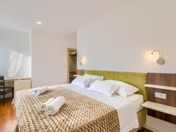 Rooms K&T sea side luxury : photo 2 de la chambre chambre double avec salle de bains privative