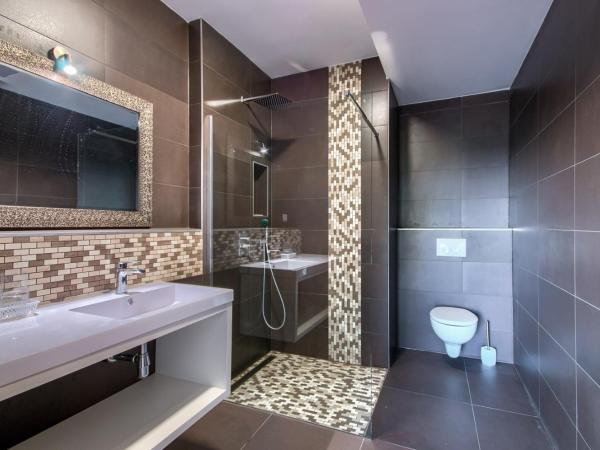 Rooms K&T sea side luxury : photo 2 de la chambre chambre triple avec balcon