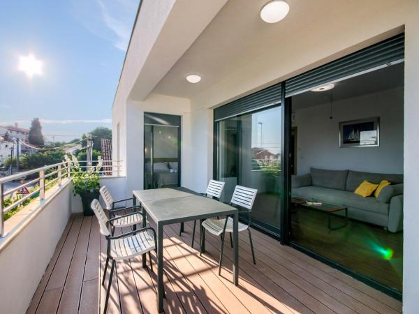 Rooms K&T sea side luxury : photo 7 de la chambre chambre triple avec balcon