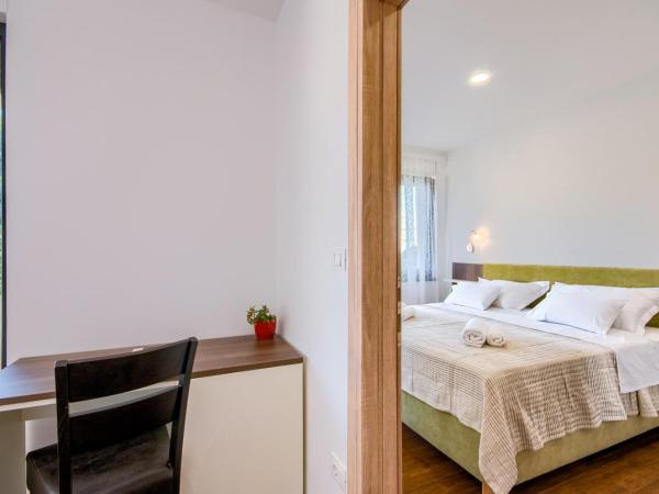 Rooms K&T sea side luxury : photo 8 de la chambre chambre triple avec balcon