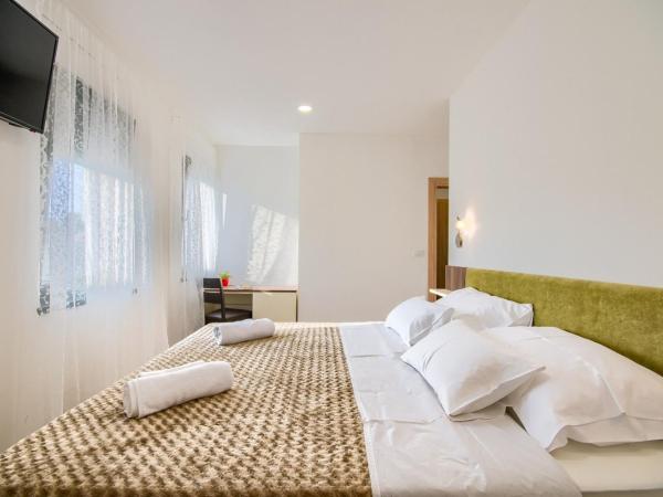 Rooms K&T sea side luxury : photo 8 de la chambre chambre double avec salle de bains privative