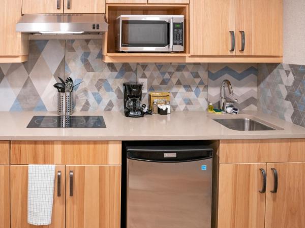 Tunnel Mountain Resort : photo 5 de la chambre suite supérieure avec lits queen-size et lits jumeaux