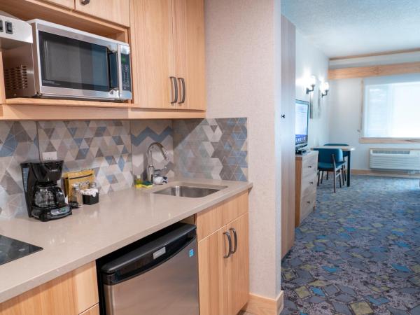 Tunnel Mountain Resort : photo 4 de la chambre suite supérieure avec lits queen-size et lits jumeaux