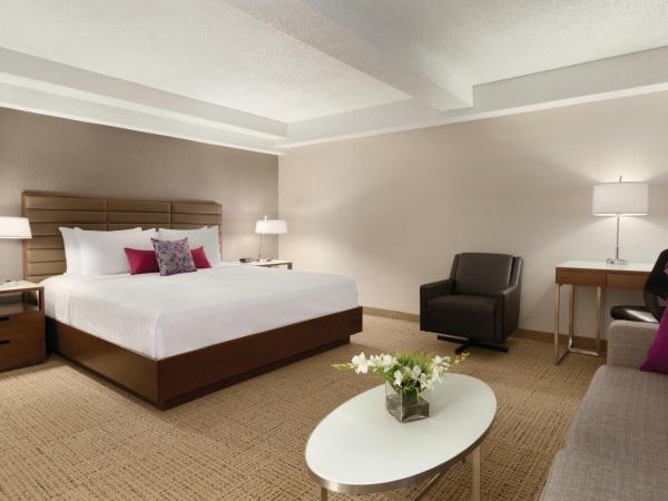 Coast Edmonton Plaza Hotel by APA : photo 2 de la chambre hébergement côte premium avec lit king-size - vue sur environs