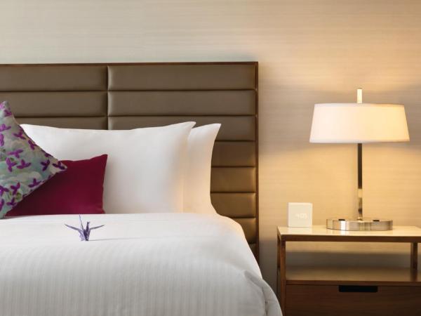 Coast Edmonton Plaza Hotel by APA : photo 3 de la chambre hébergement côte premium avec lit king-size - vue sur environs