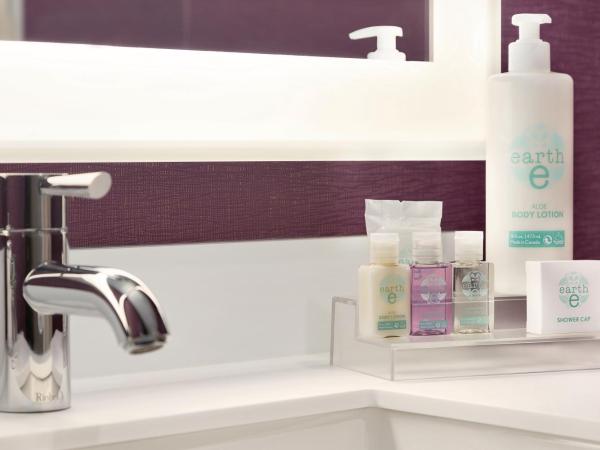 Coast Edmonton Plaza Hotel by APA : photo 4 de la chambre hébergement côte premium avec lit king-size - vue sur environs