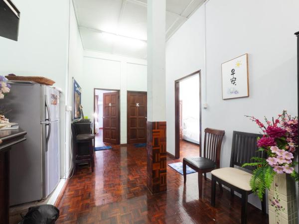 Hin Loi Guesthouse : photo 2 de la chambre chambre familiale avec salle de bains