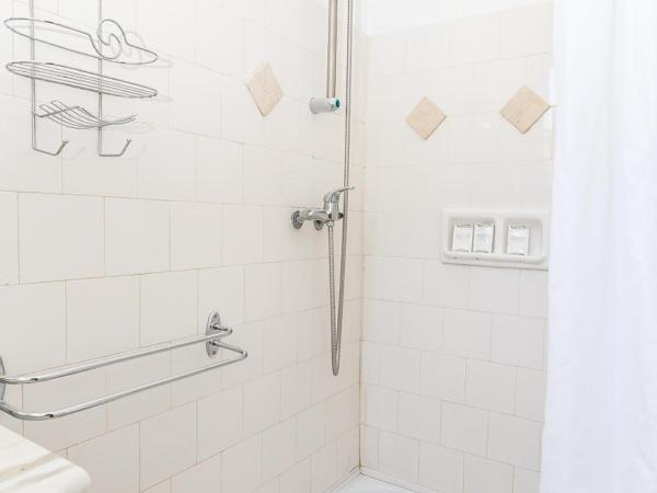 Hôtel Les Liserons de Mougins : photo 7 de la chambre chambre triple (2 adultes & 1 enfant)