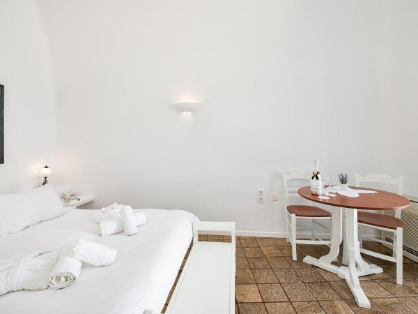 Pantelia Suites : photo 1 de la chambre chambre double - vue sur caldera