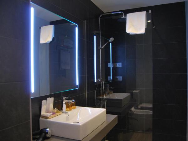 Hotel Pompaelo Plaza del Ayuntamiento & Spa : photo 10 de la chambre chambre double ou lits jumeaux - vue sur vieille ville