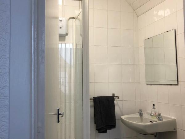parklane guest house : photo 5 de la chambre chambre lits jumeaux avec salle de bains privative