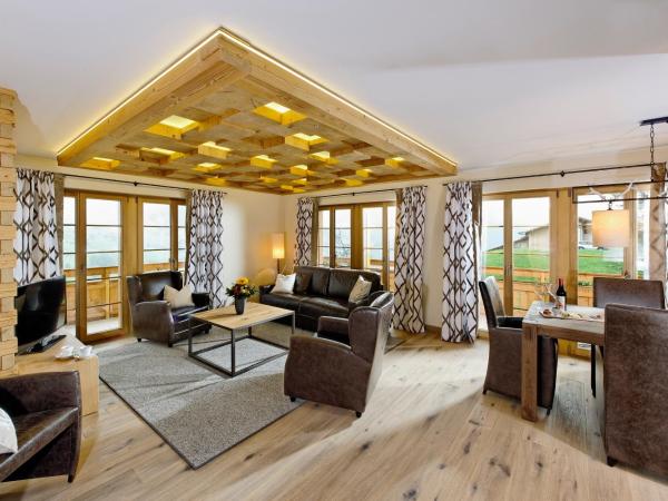 Aspen Alpine Lifestyle Hotel : photo 1 de la chambre suite with balcony and mountain view for 4 persons