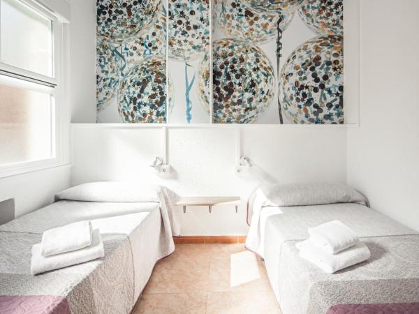 Madrid Motion Hostels : photo 2 de la chambre chambre lits jumeaux avec salle de bains privative