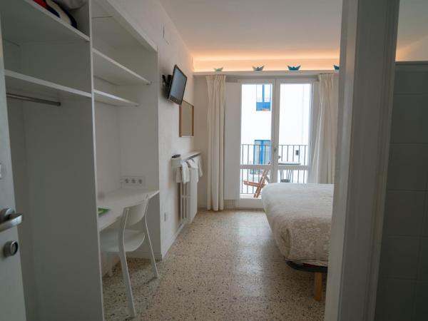 Hostal Marina Cadaqués : photo 6 de la chambre chambre double avec balcon