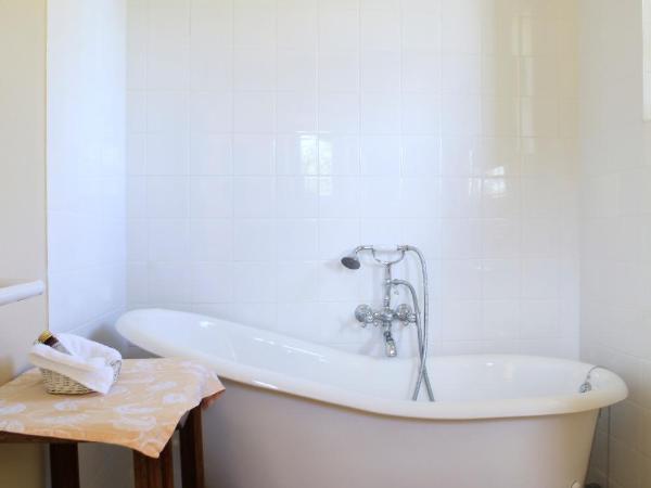 MAS DES FIGUES - Mas XVIII siècle - Piscine - très calme - Alpilles Saint Rémy de Provence - brunch méditerranéen salé sucré cuisine faite maison - ferme auberge agritourisme - Biologique FRBio potager bio huile d'olive bio jardin roseraie Biodiversité - : photo 4 de la chambre chambre double avec patio