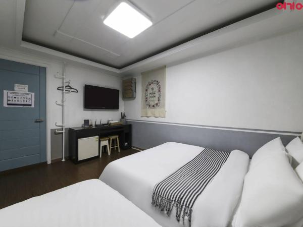 Sinchon Sisters Hostel : photo 3 de la chambre chambre familiale avec salle de bains privative