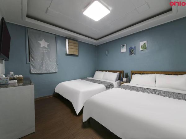 Sinchon Sisters Hostel : photo 4 de la chambre chambre familiale avec salle de bains privative